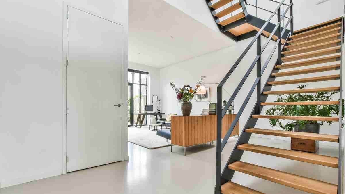 Freitragende Treppe mit Stahlgeländer von Metallbau Jaeschke