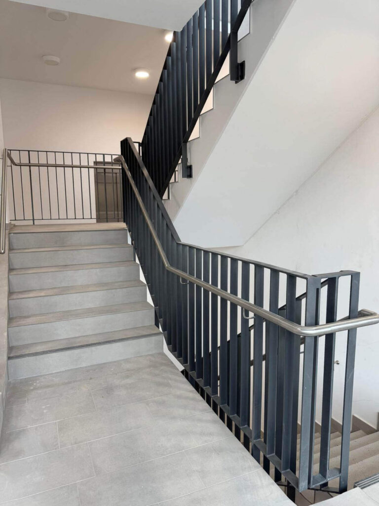 metallbau-innentreppe-gelaender-schwarz-koeln-01