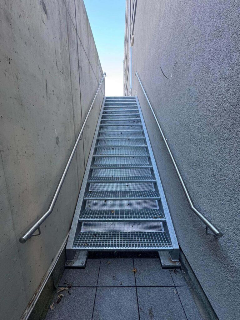 metalltreppe-aussen-verzinkt-gelaender-06