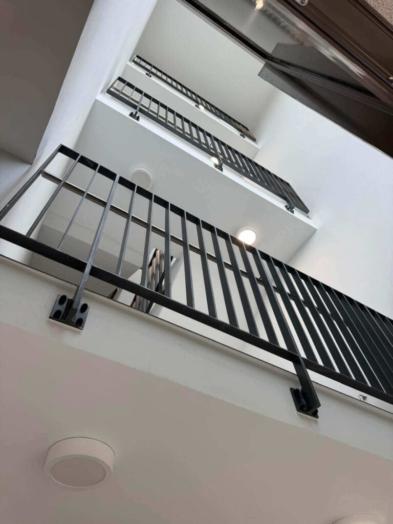 treppengelaender-metall-modern-wohnhaus-04