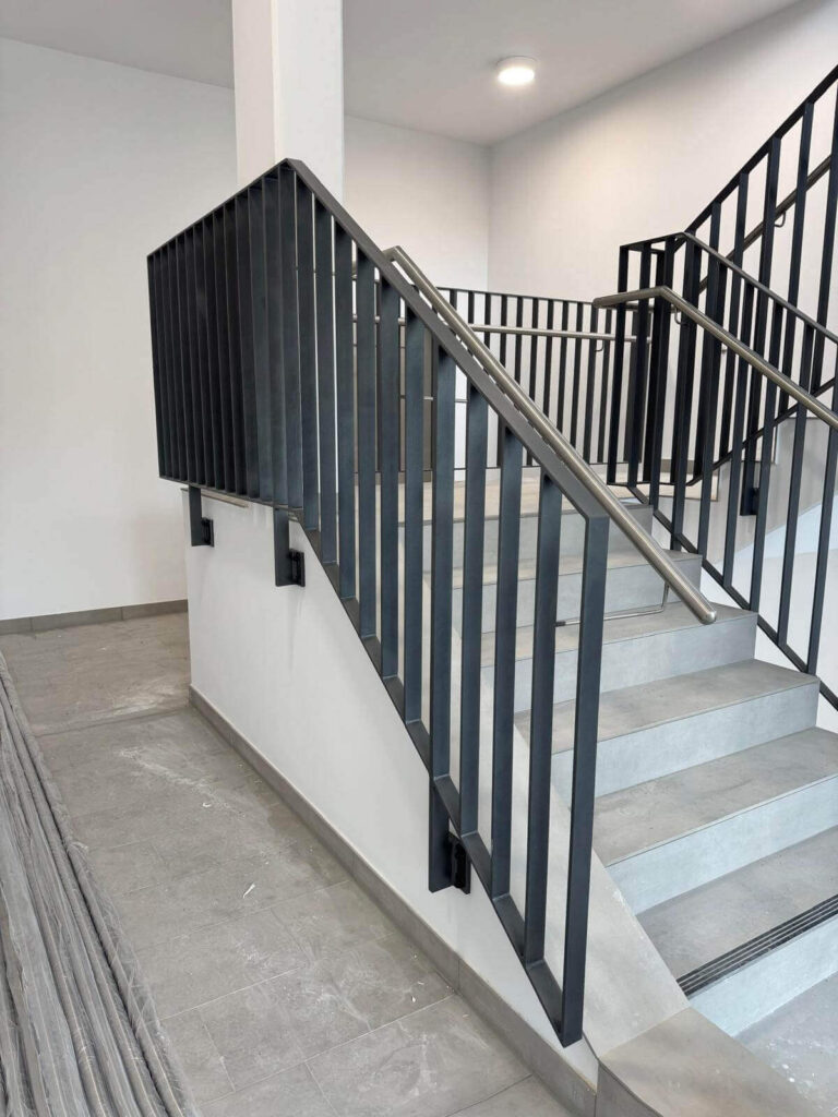 treppengelaender-stahl-modern-innenbereich-02