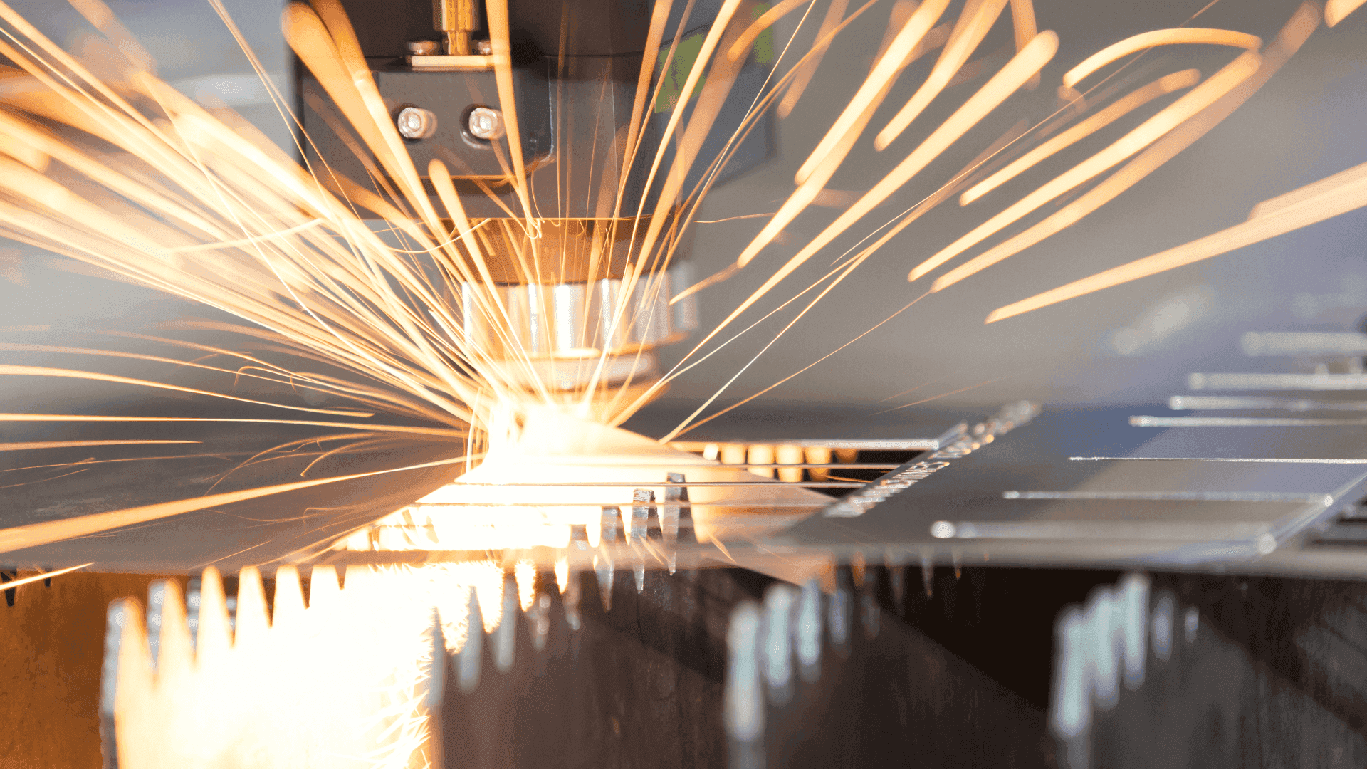 Laserschneidanlage schneidet Stahlblech mit Funkenflug - Metallbau Jaeschke Leverkusen